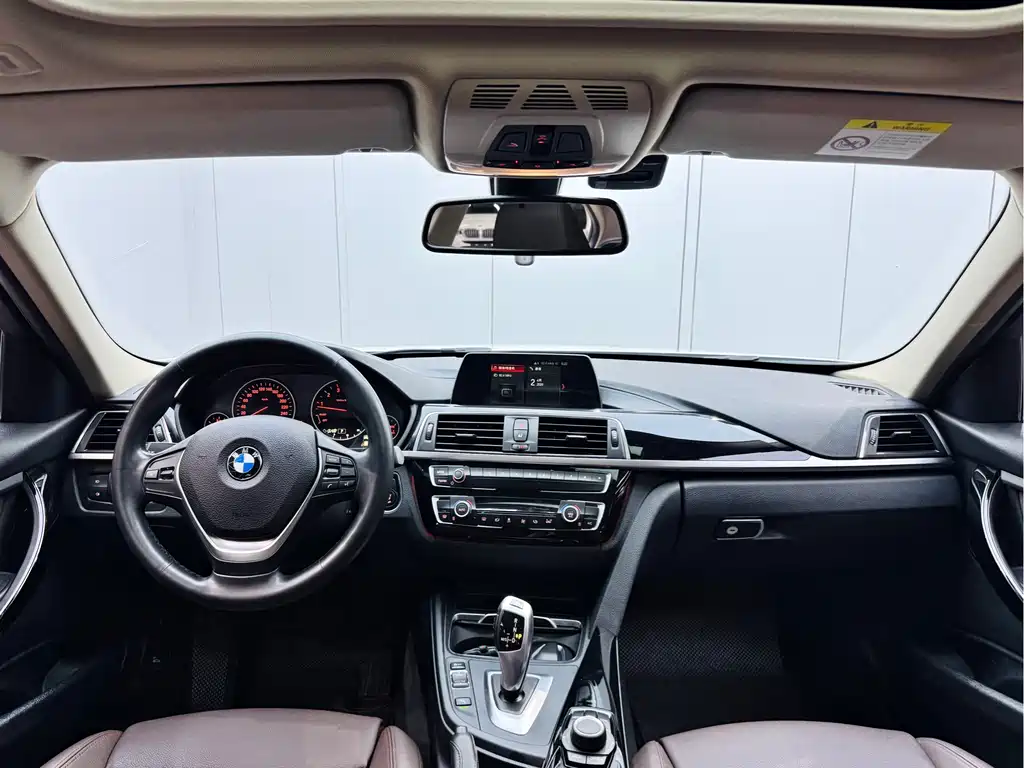 BMW 3 Series 2018 — фото 18
