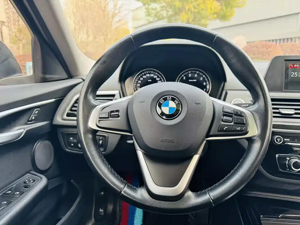 BMW 1 Series 2017 — фото 12