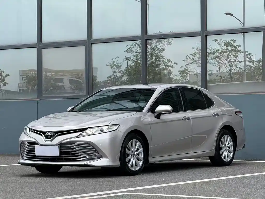 Toyota Camry 2018 — фото 1