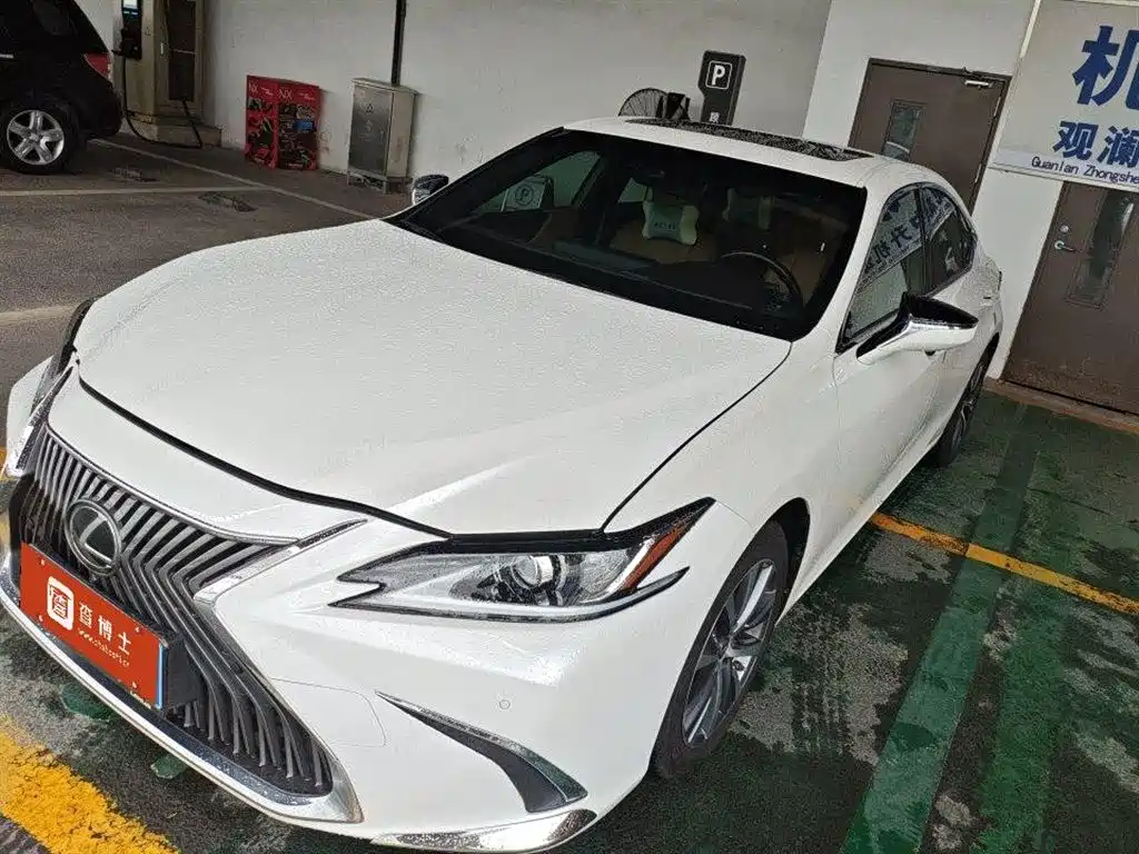 Lexus ES 2019 — фото 1