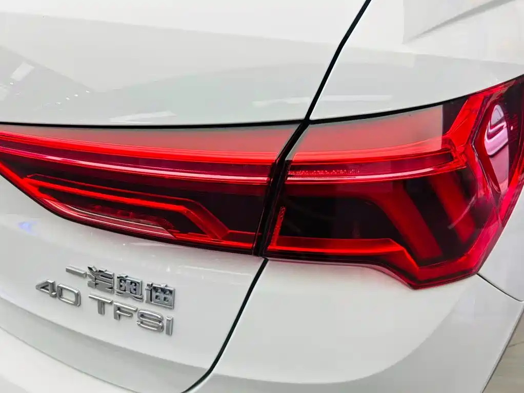 Audi Q3 2019 — фото 12