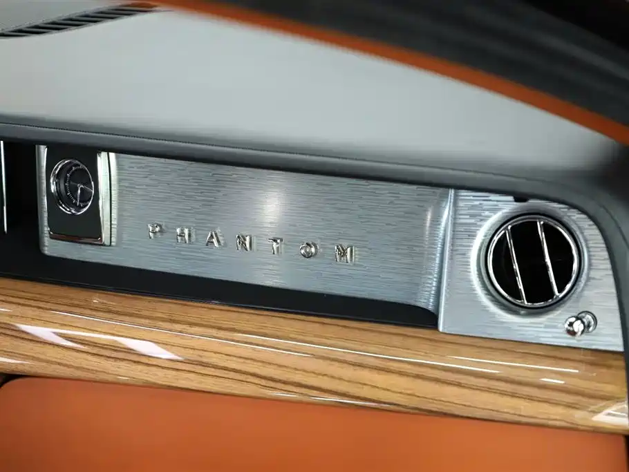 Rolls-Royce Phantom 2019 — фото 17