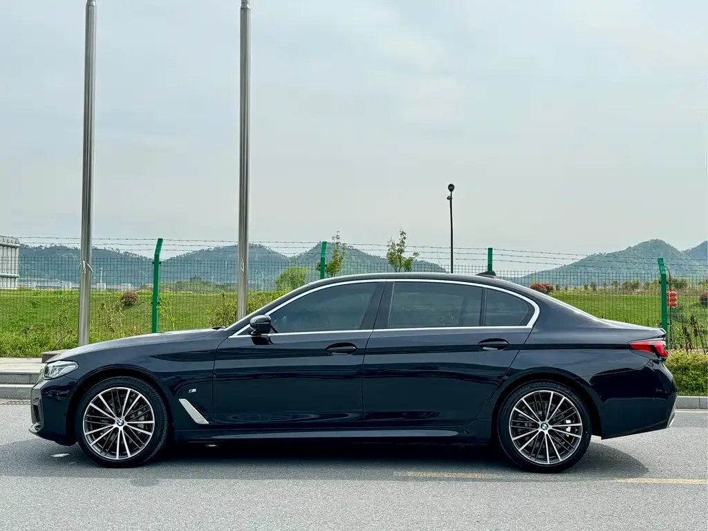 BMW 5 Series 2022 — фото 10
