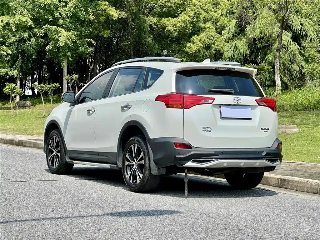 Toyota RAV4 2015 — фото 6