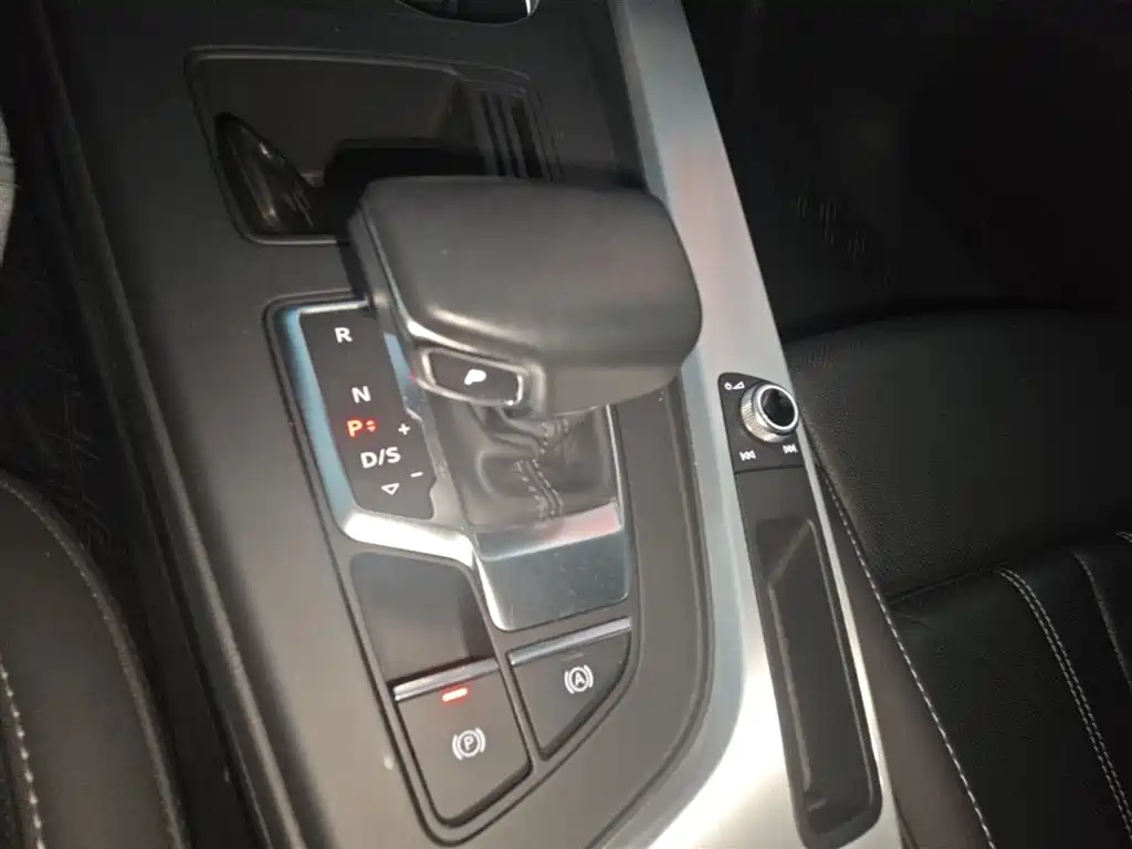 Audi A4L 2023 — фото 13