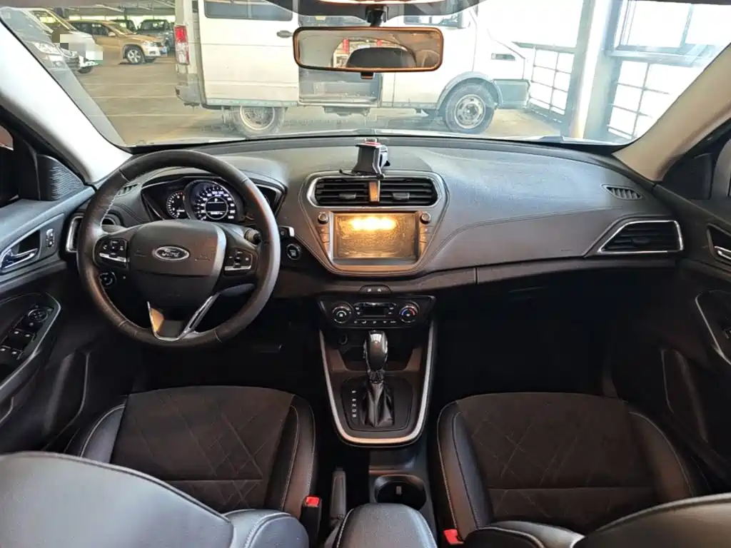 Ford Escort 2020 — фото 10