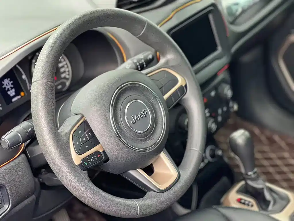 Jeep Renegade 2018 — фото 9