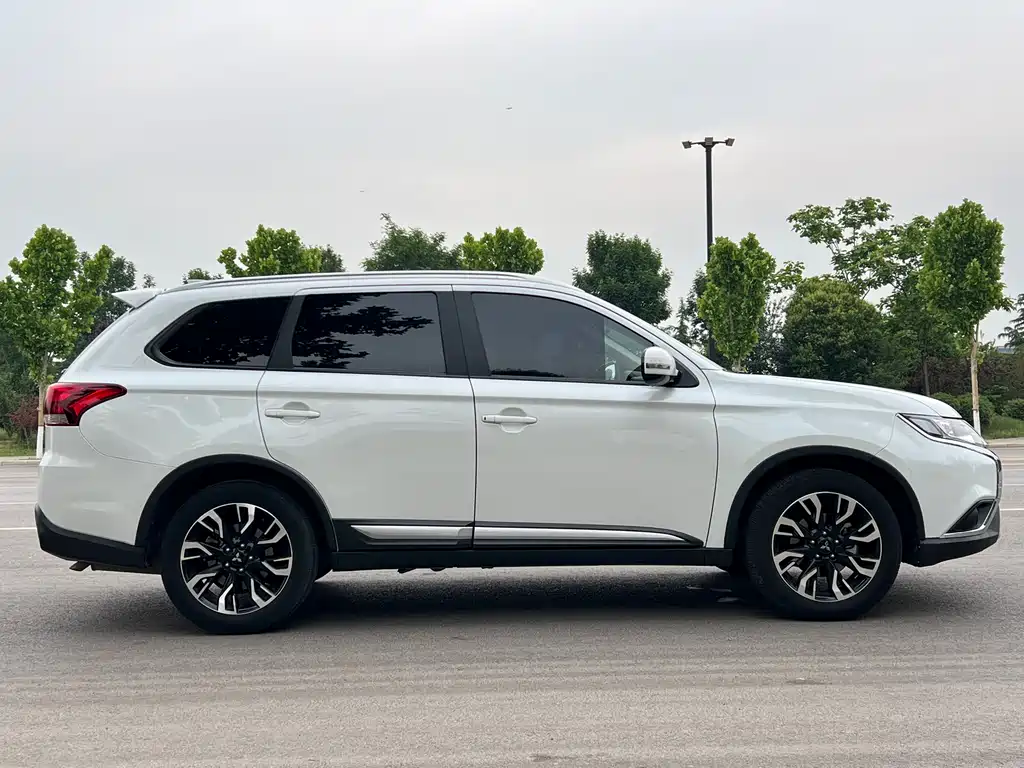 Mitsubishi Outlander 2020 — фото 4