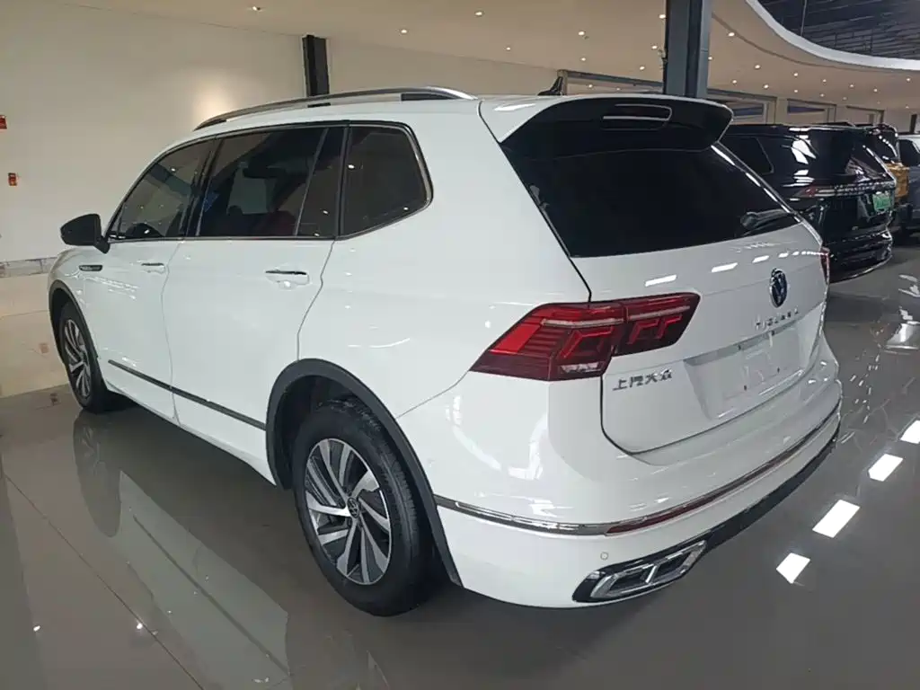 Volkswagen Tiguan L Plug-In Hybrid 2023 — фото 23
