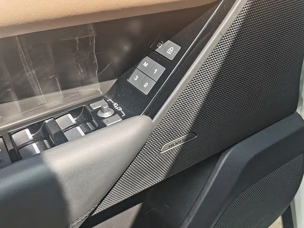 Land Rover Velar 2025 — фото 22