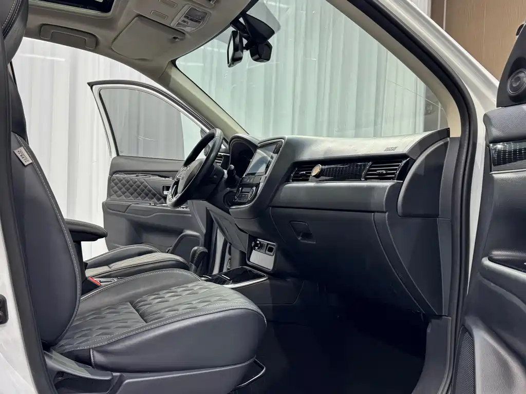 Mitsubishi Outlander 2022 — фото 12