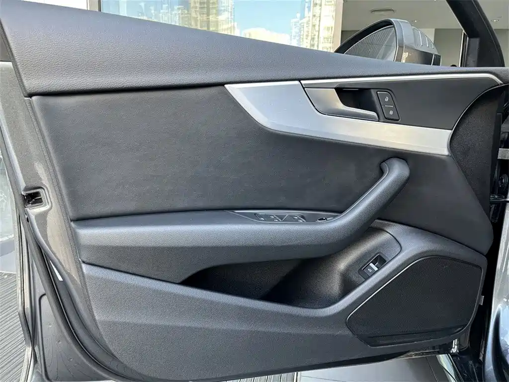 Audi A4L 2023 — фото 13