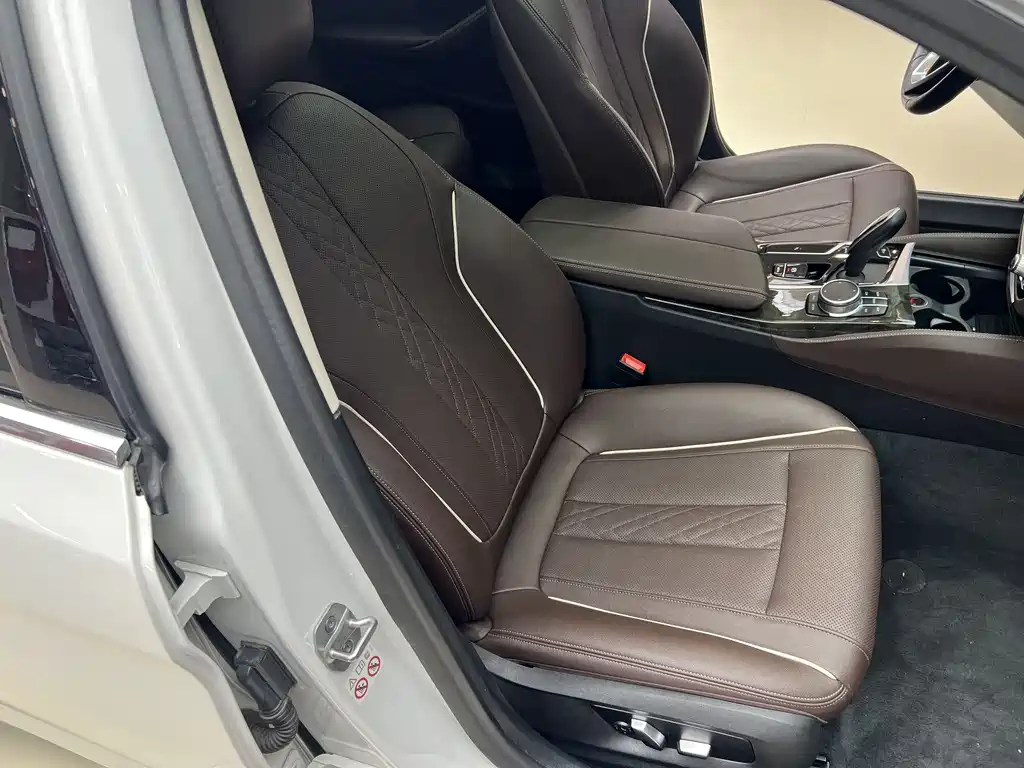 BMW 5 Series 2022 — фото 11