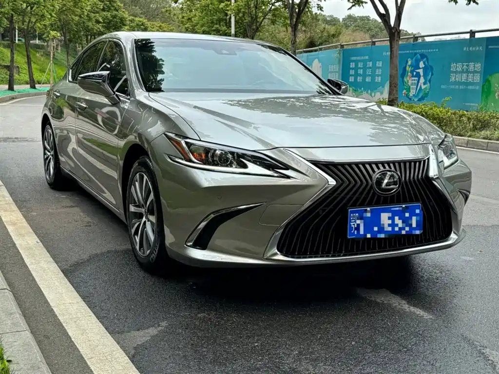 Lexus ES 2019 — фото 1