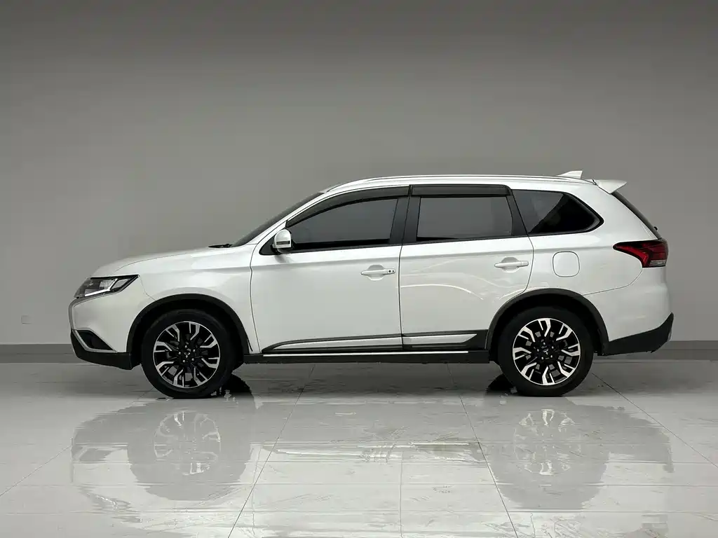 Mitsubishi Outlander 2020 — фото 8