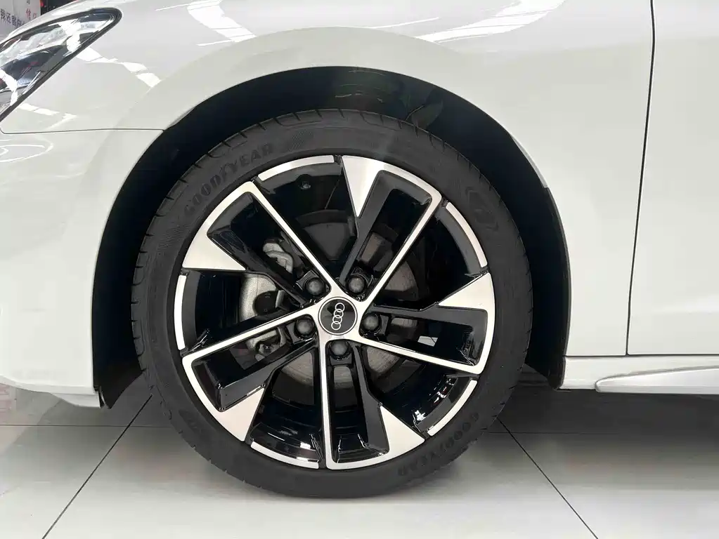 Audi A3 2023 — фото 17