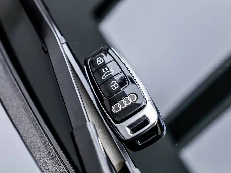 Audi A8 2022 — фото 17