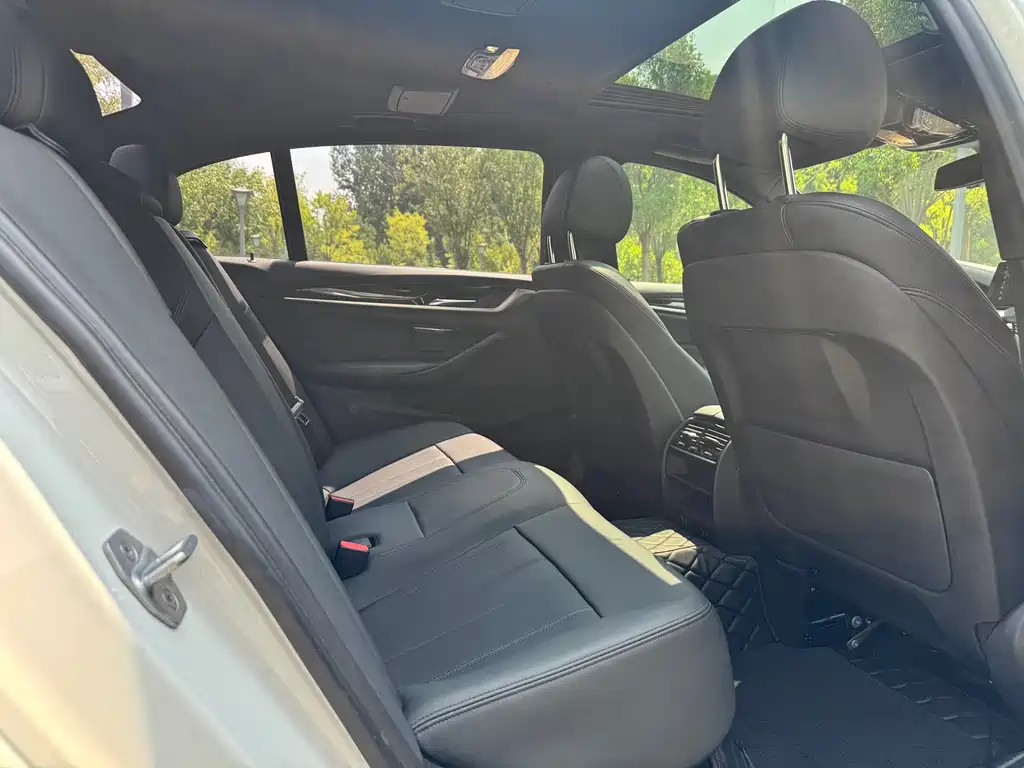 BMW 5 Series 2018 — фото 14