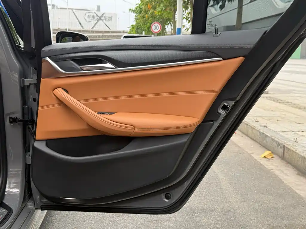 BMW 5 Series 2021 — фото 17