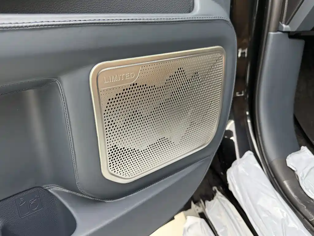 Toyota Granvia — фото 19