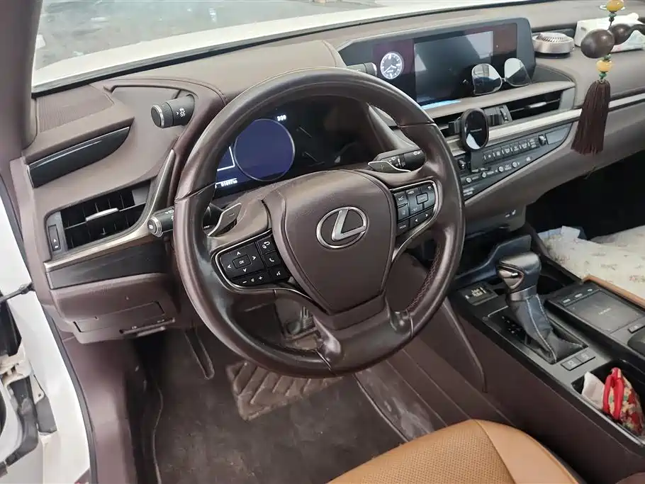 Lexus ES 2020 — фото 15