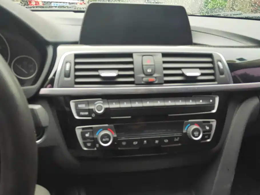BMW 3 Series 2018 — фото 13