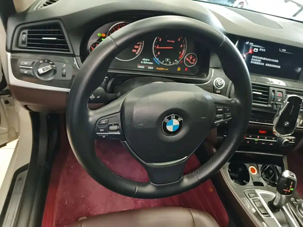 BMW 5 Series 2015 — фото 11
