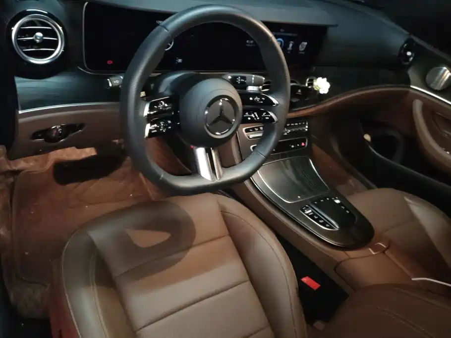 Mercedes-Benz E-Class 2023 — фото 12