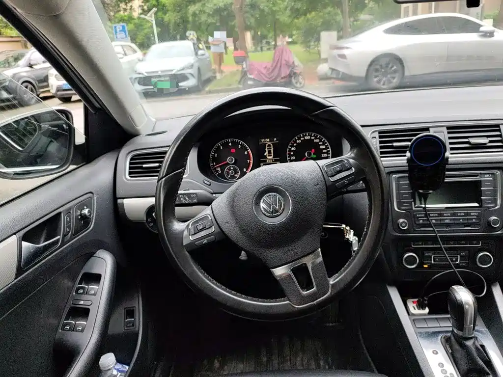 Volkswagen Sagitar 2015