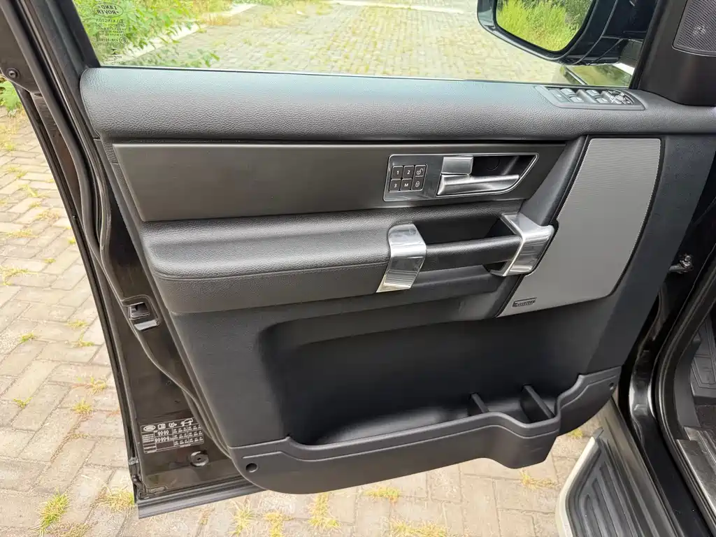 Land Rover Discovery 2015 — фото 10