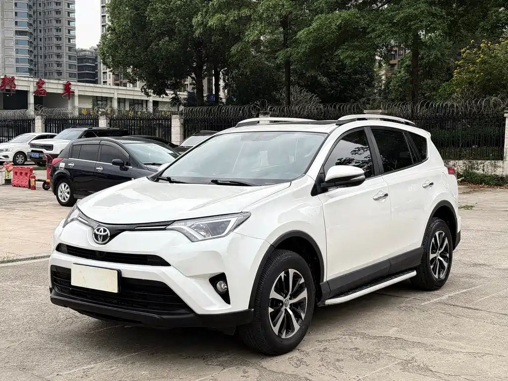 Toyota RAV4 2019 — фото 1