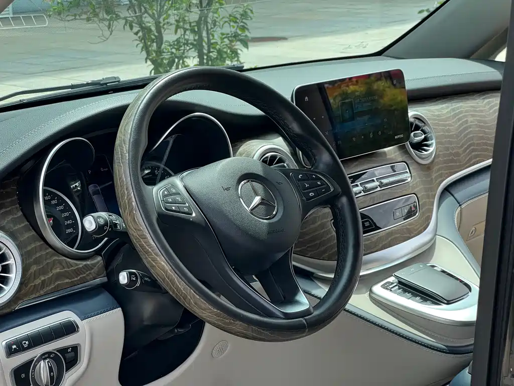 Mercedes-Benz V-Class 2023 — фото 15