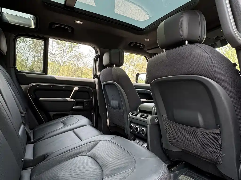 Land Rover Defender 2024 — фото 26