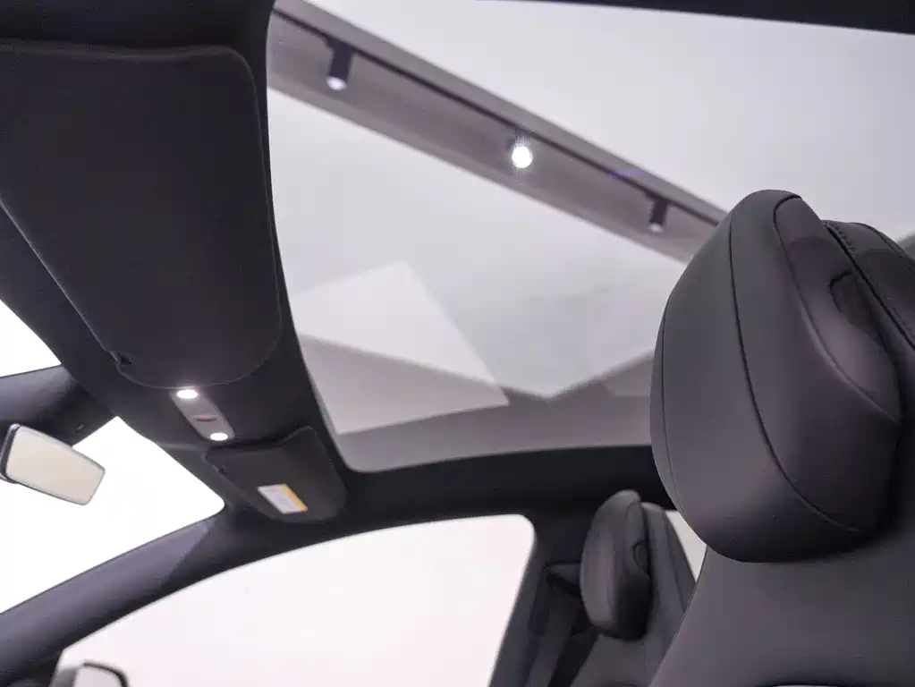Tesla Model Y L 2026 — фото 10