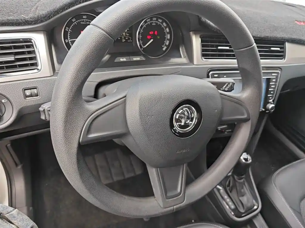 Skoda Rapid Spaceback 2016 — фото 11