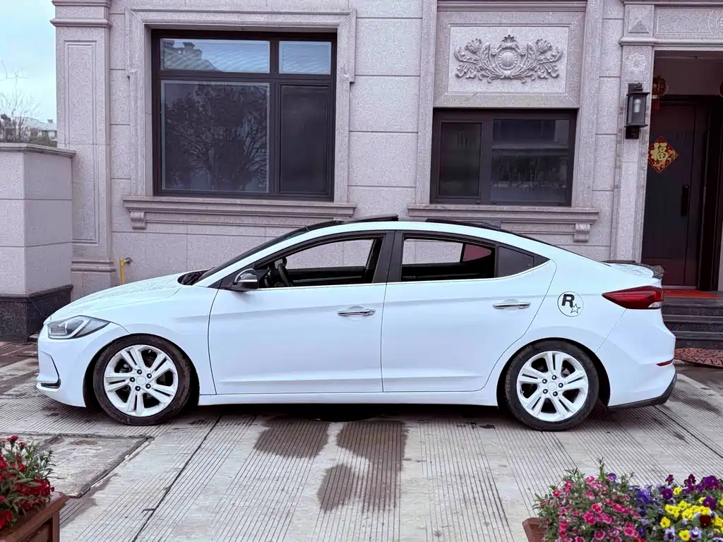 Hyundai Elantra 2017 — фото 9