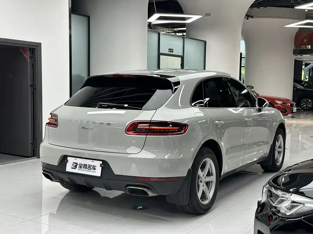 Porsche Macan 2017 — фото 11