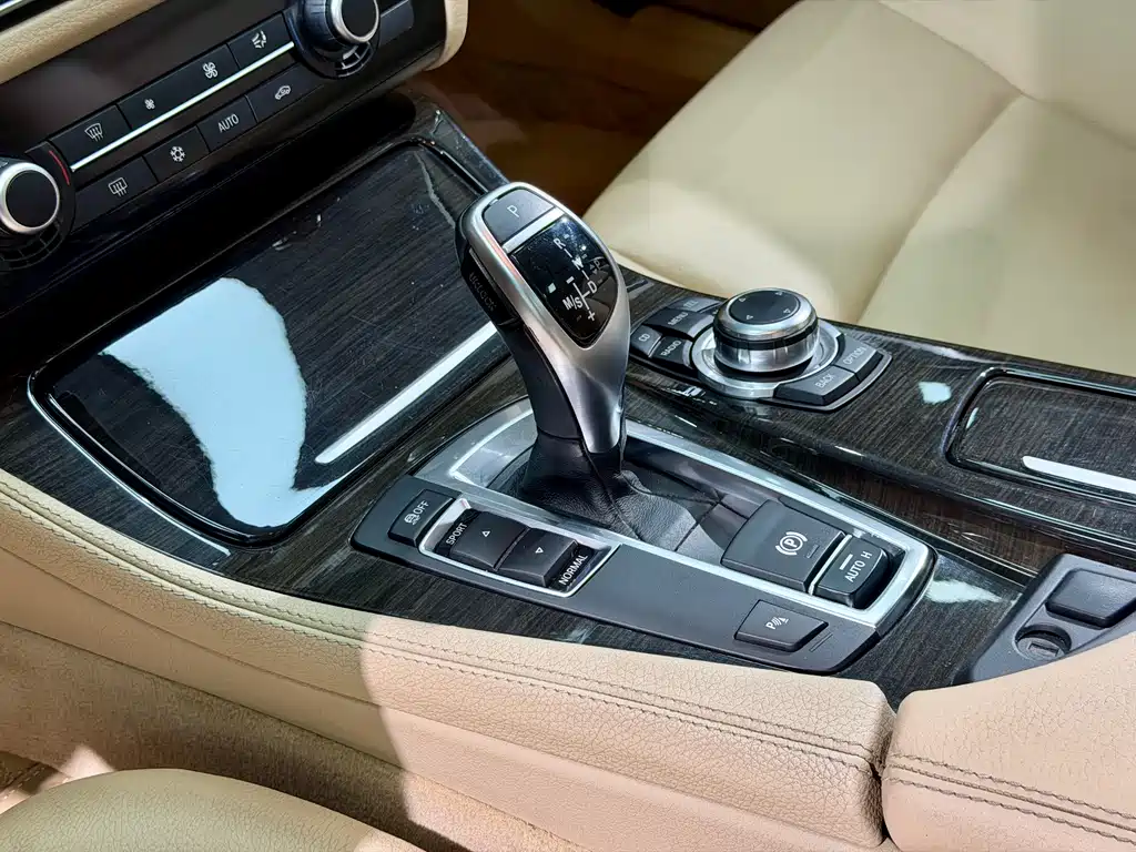 BMW 5 Series 2011 — фото 11