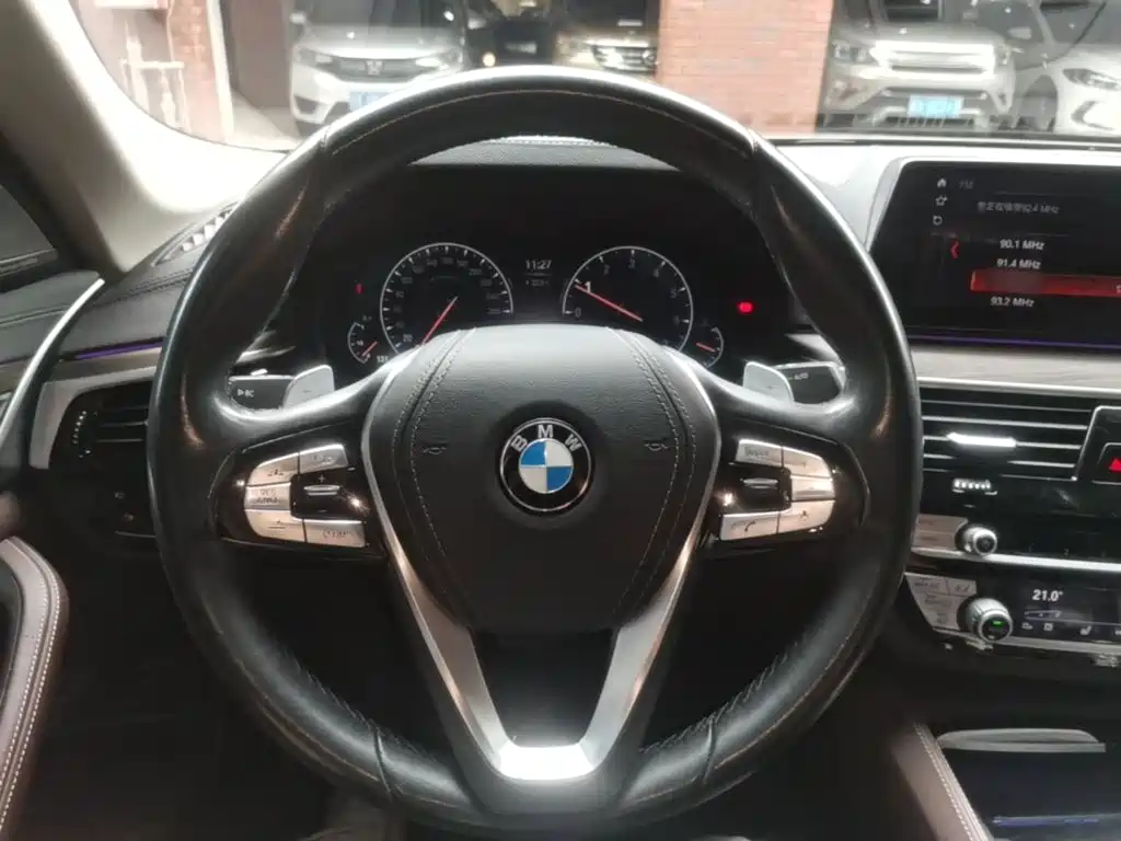 BMW 5 Series 2019 — фото 11