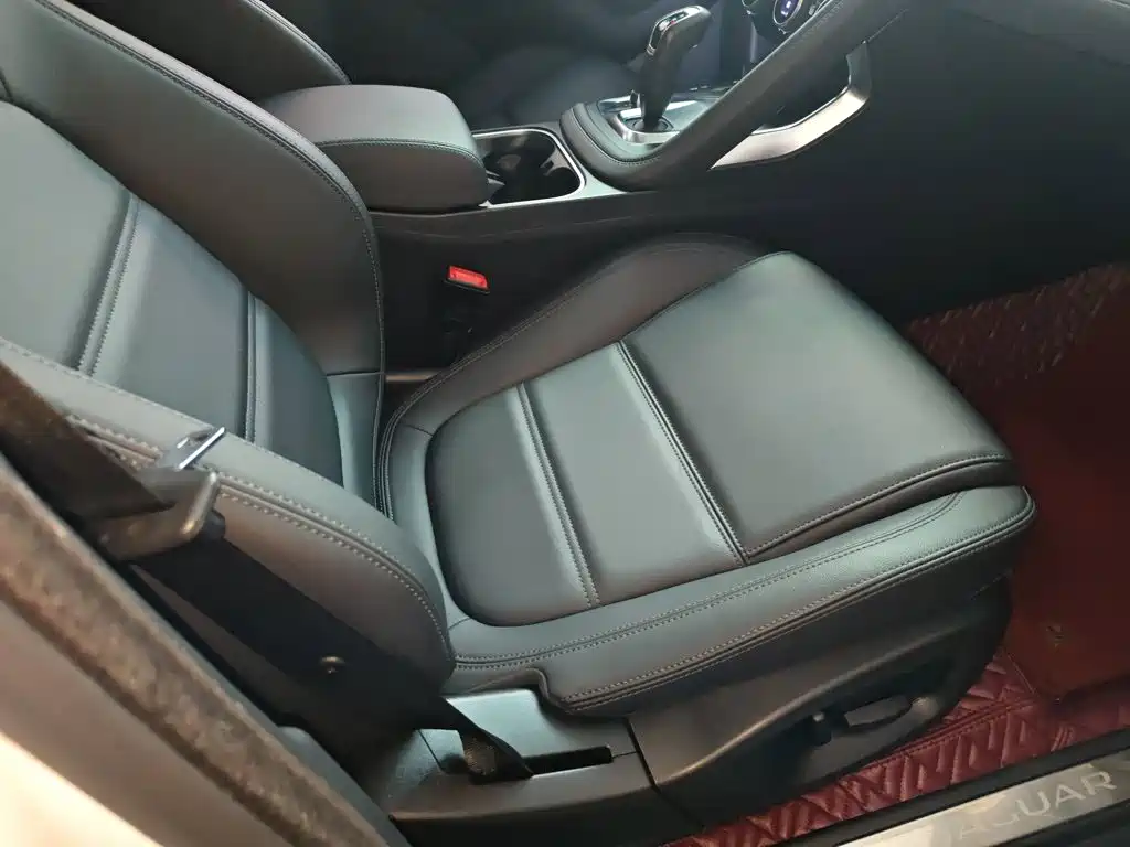 Jaguar E-PACE 2018 — фото 20