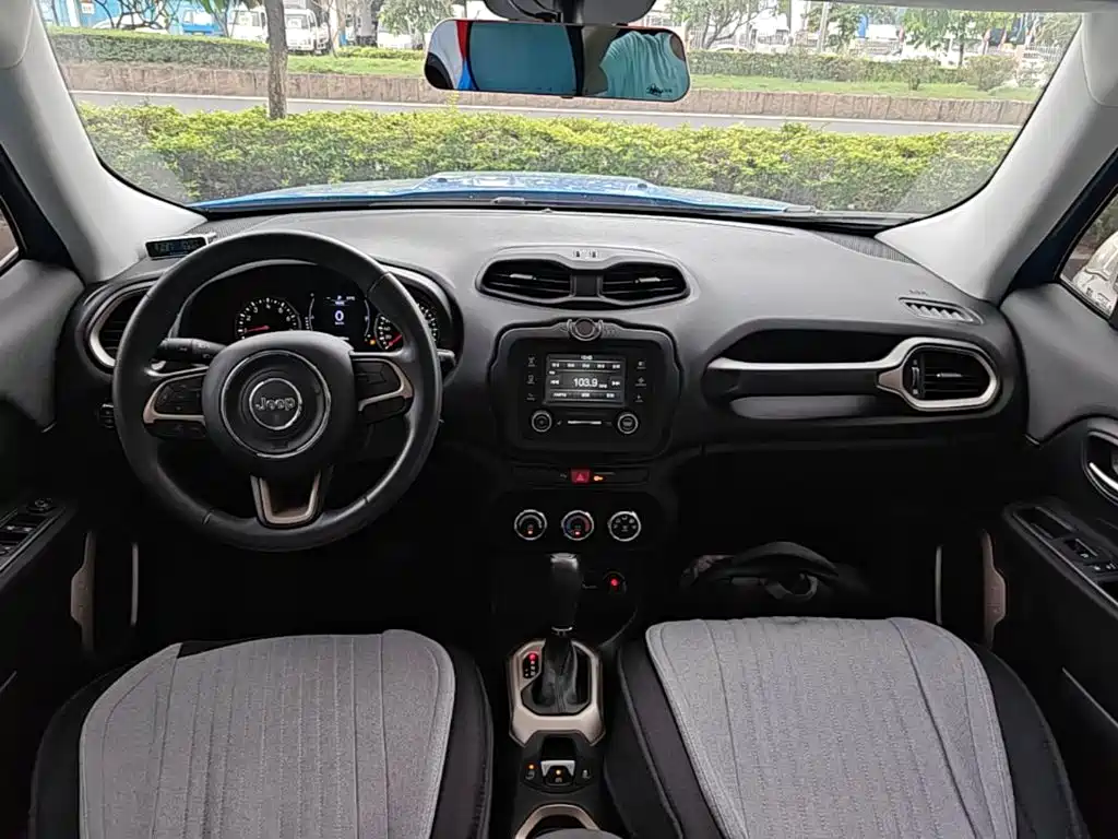 Jeep Renegade 2017 — фото 10