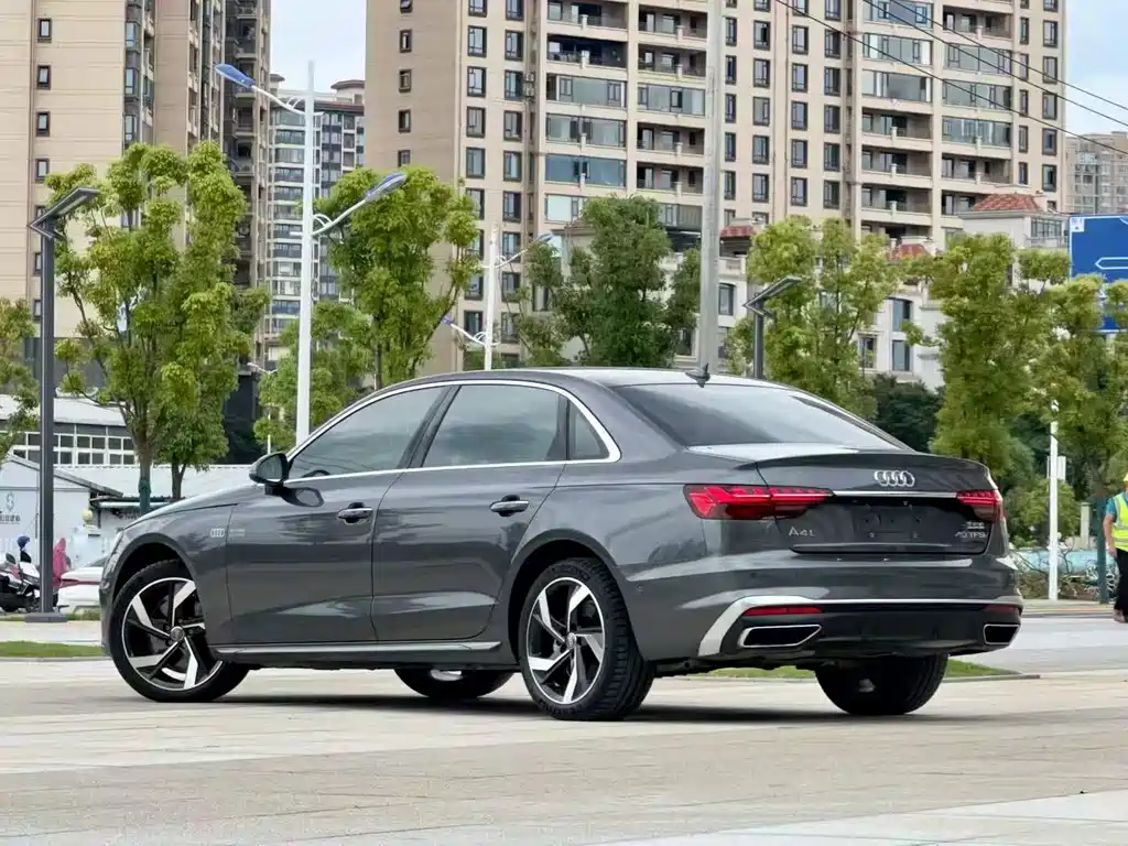 Audi A4L 2022 — фото 12