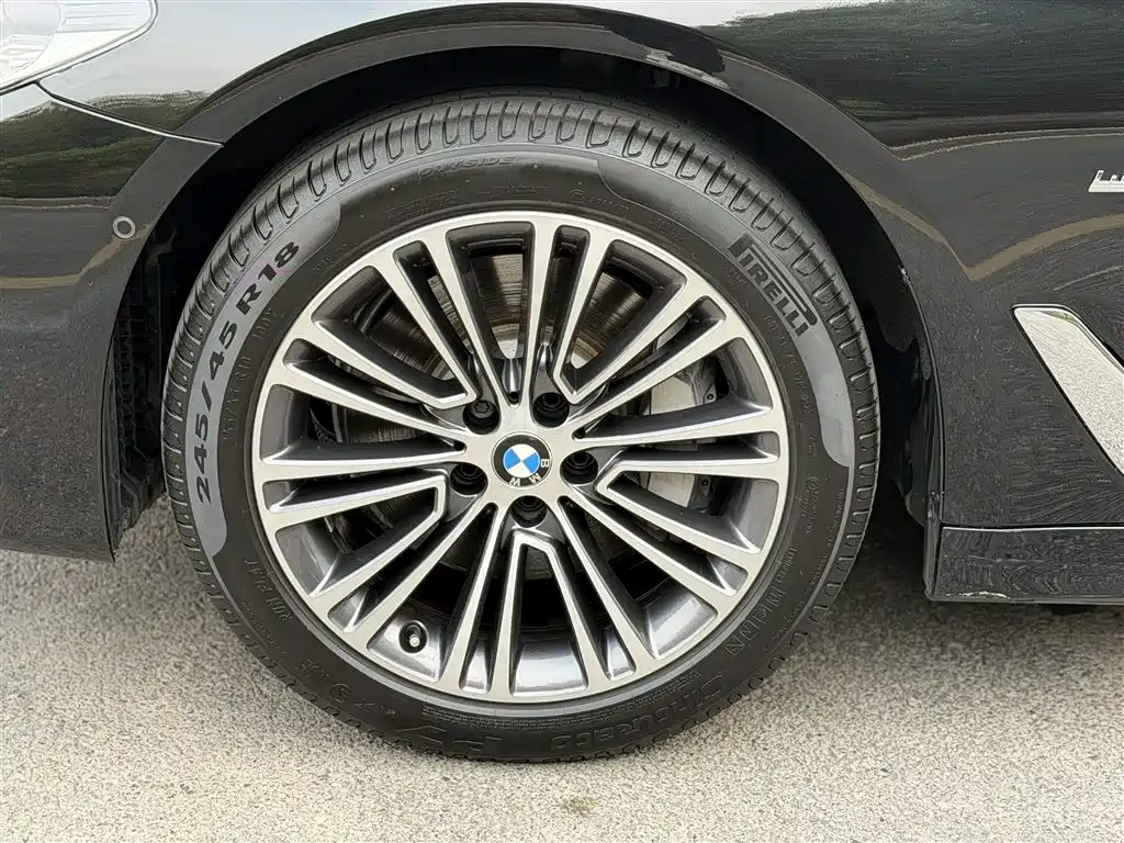 BMW 5 Series 2018 — фото 15