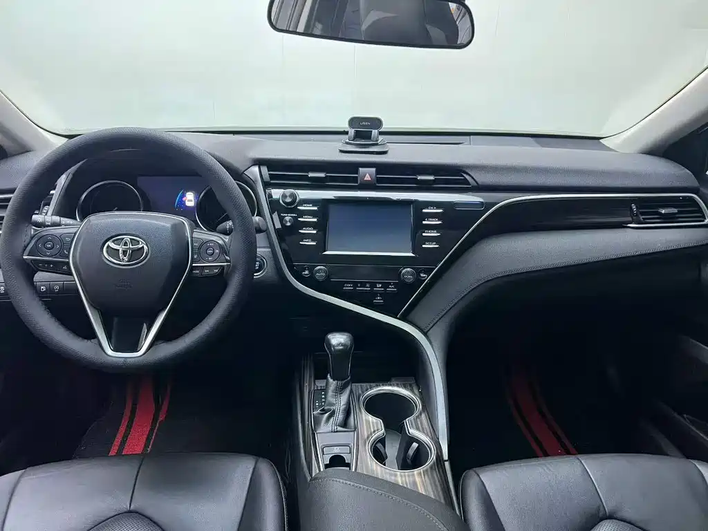Toyota Camry 2018 — фото 8