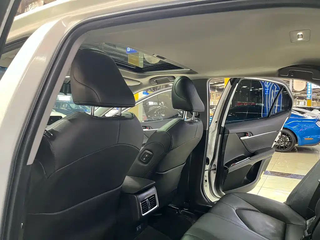 Toyota Camry 2021 — фото 12