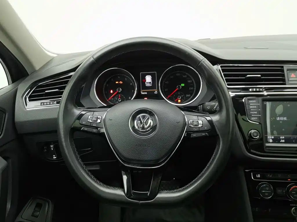 Volkswagen Tiguan L 2017 — фото 11