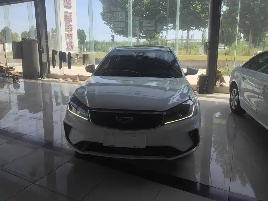 Geely Emgrand 2021