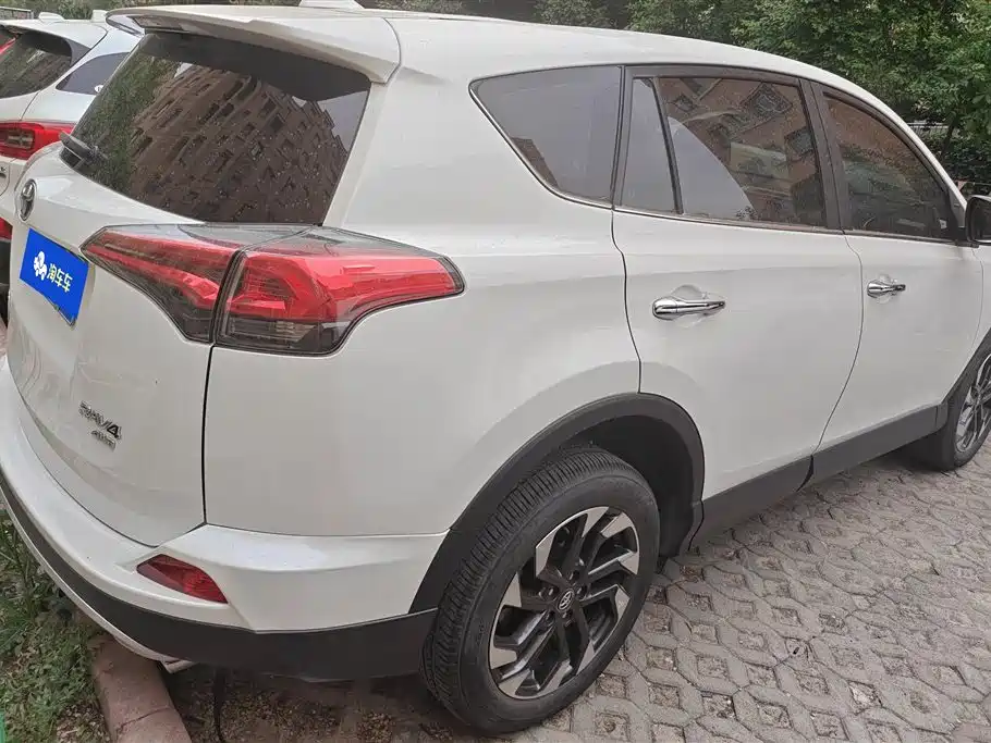 Toyota RAV4 2019 — фото 3