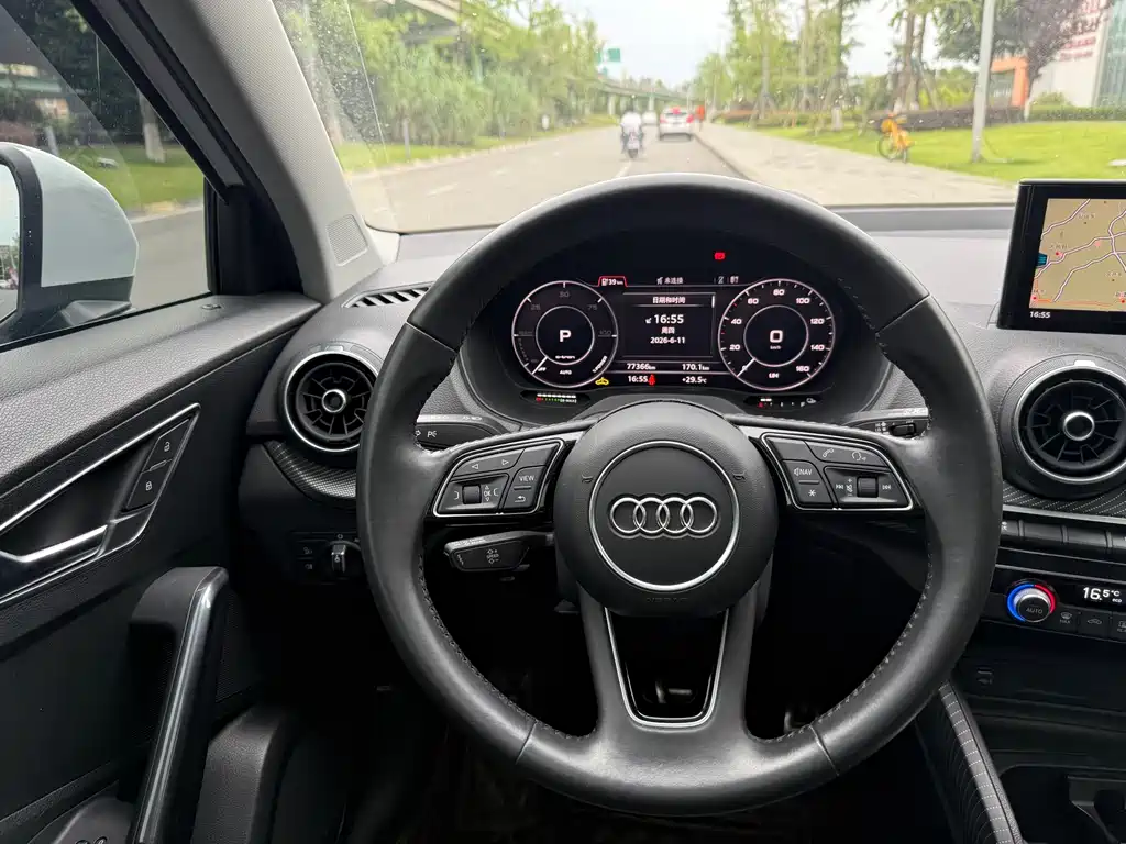 Audi Q2L e-tron 2021 — фото 11
