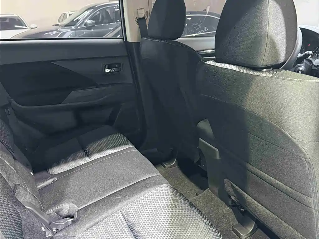 Mitsubishi Outlander 2022 — фото 11